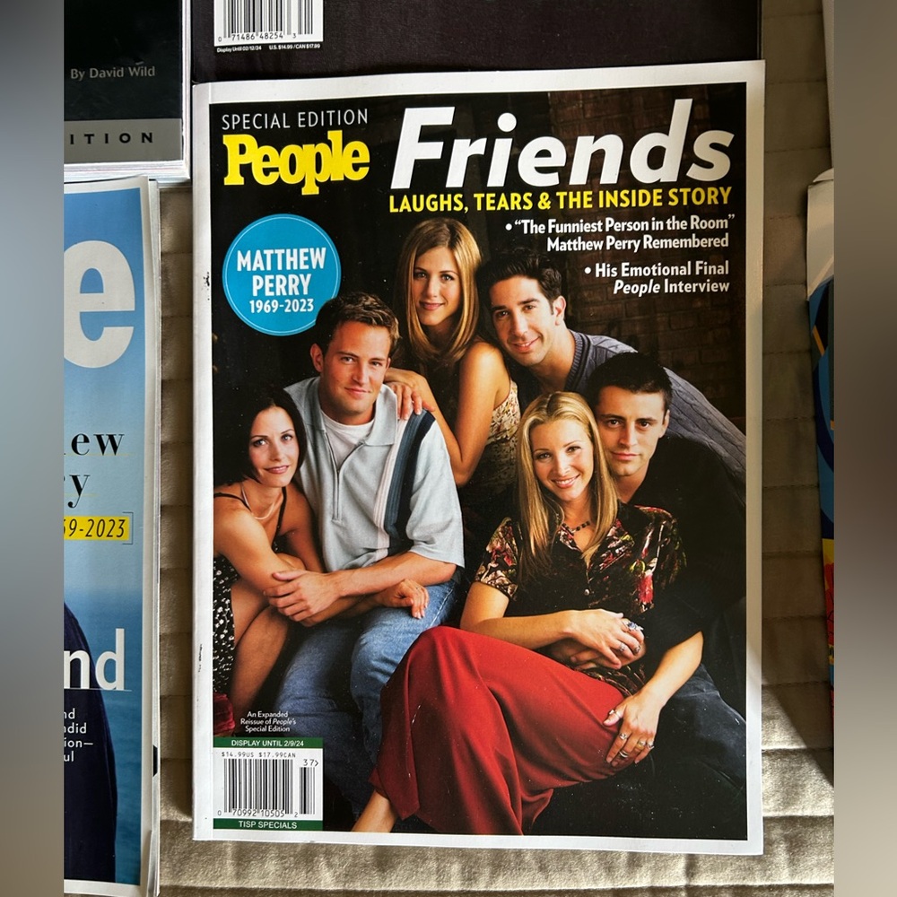 Friends TV Show Memorabilia Set - Picture 5 of 8